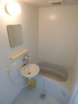 【浴室】 | コーポラス６ | お風呂・トイレはセパーレートタイプです。※掲載画像は同タイプの室内画像のためイメージとしてご参照ください。