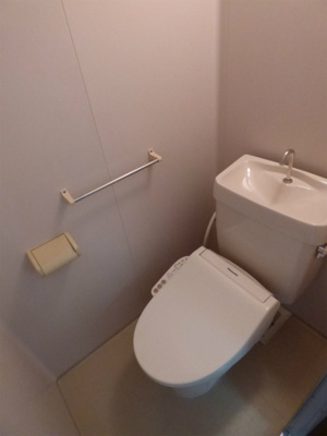 【トイレ】 | コーポラス６ | 温水洗浄便座！手洗いタンク付きになってます。※掲載画像は同タイプの室内画像のためイメージとしてご参照ください。