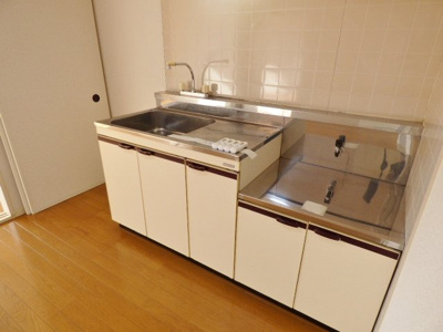 【キッチン】 | メゾン常盤 | キッチン横には冷蔵庫を置く十分なスペースがあります。