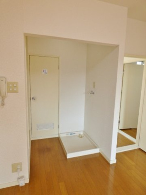 【その他】 | メゾン常盤 | お風呂の前に洗濯機置場があり脱いだものをすぐ入れられますよ。