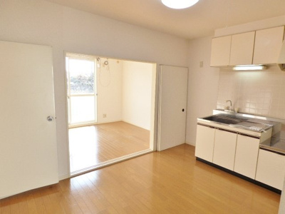 【居間・リビング】 | メゾン常盤 | お部屋の引戸が外せば開放してLDKのようにも使えます。