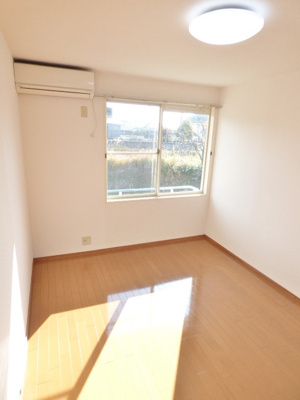 【洋室】 | メゾン常盤 | 南側洋室。窓の外にフラワーボックスがあり植物を置けます。