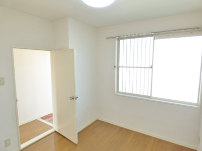 【設備】 | メゾン常盤 | 北側（共用通路側）洋室。窓には格子があり、防犯面も安心。