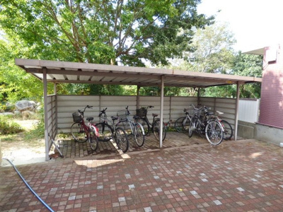 【その他共用部分】 | ハイツウインディ | 自転車をお持ちの方に嬉しい♪ゆとりのある駐輪スペースです。