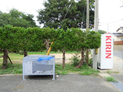 【外観】 | ハイツウインディ | 敷地そばに自動販売機もございます♪夜中に喉が渇いた時も便利♪