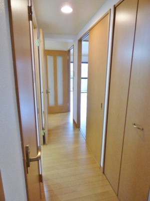 【その他】 | Ｙ・Ｉ壱番館 | 廊下左手には収納もあります。