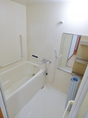 【浴室】 | Ｙ・Ｉ壱番館 | 浴室には手すりがあり、立ち上がりやすいです。大きな鏡も魅力。