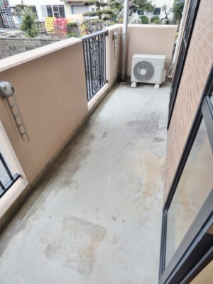 【バルコニー】 | Ｙ・Ｉ壱番館 | ２部屋分の幅のバルコニー。洋風の格子がオシャレです。