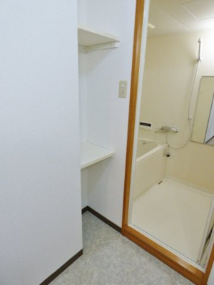 【収納】 | Ｙ・Ｉ壱番館 | お風呂の横に棚がありタオルや下着など場所を取らずに収納できます。