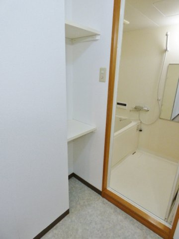 【収納】 | Ｙ・Ｉ壱番館 | お風呂の横に棚がありタオルや下着など場所を取らずに収納できます。