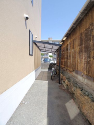【その他共用部分】 | Ｙ・Ｉ壱番館 | 建物向かって右側に屋根付きの駐輪場があります。
