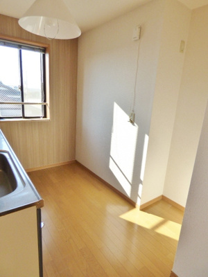 【居間・リビング】 | Ｙ・Ｉ壱番館 | 冷蔵庫置場のあるキッチンは調理スペースが圧迫されません。