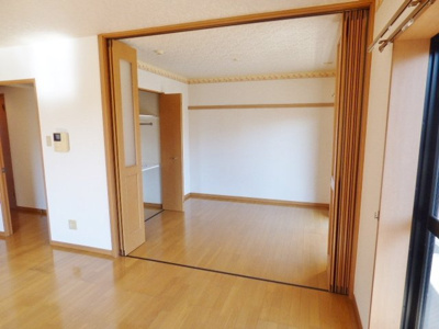 【内装】 | Ｙ・Ｉ壱番館 | 南側洋室の収納も横幅が十分にあり、しっかり収納できます。