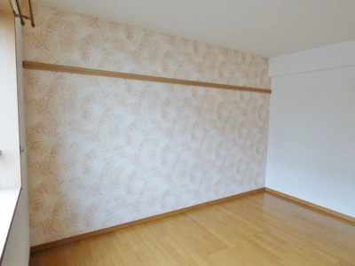 【洋室】 | Ｙ・Ｉ壱番館 | 北側洋室（６帖）は落ち着いた色の壁紙で寝室にぴったりです。