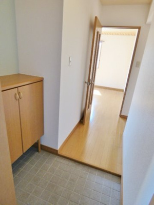 【玄関】 | Ｙ・Ｉ壱番館 | 玄関の段差はあまり高くないので小さなお子様がいても安心。