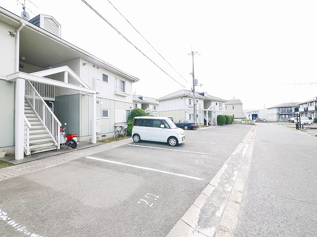 グリーンライフ平城Aの駐車場|駐車スペースもあります