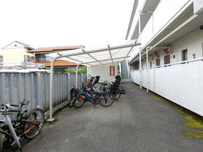 【その他共用部分】 | 第3メゾンたちばな | 屋根付きの駐輪場があるので雨が降っても安心ですね☆荷物が重いときに自転車があれば助かりますね♪