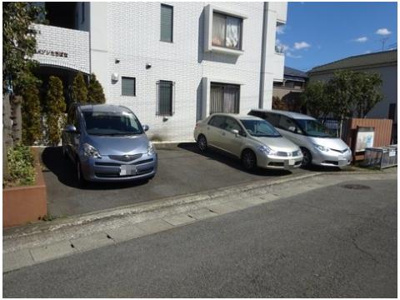 【駐車場】 | 第3メゾンたちばな | いつでも目の届く敷地内に駐車場があります♪お車をお持ちのファミリーさんにオススメです☆
