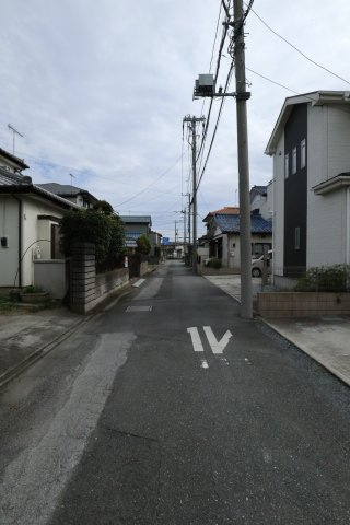 鴻巣市宮地３丁目の売地の前面道路含む現地写真