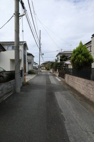 鴻巣市宮地３丁目の売地の前面道路含む現地写真