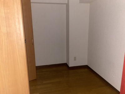 【洋室】 | ロイヤルメゾンⅡ | 明るい洋室です