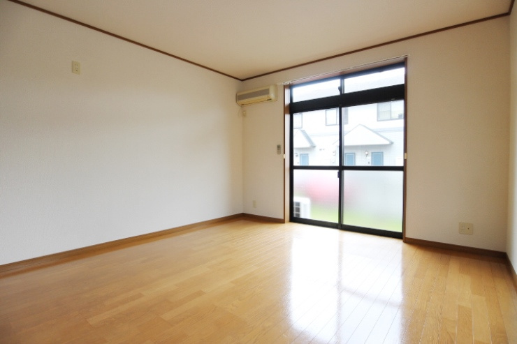 オーシャン小郡【キャッシュバック対象物件】の居間・リビング|こちらのリビングで趣味の時間をお楽しみください