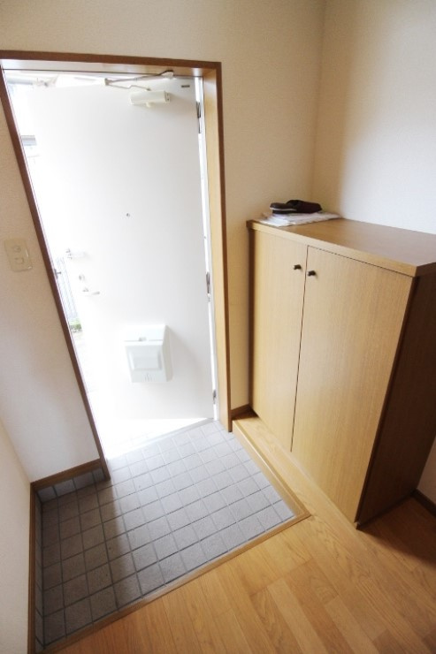 オーシャン小郡【キャッシュバック対象物件】の玄関|明るい玄関です