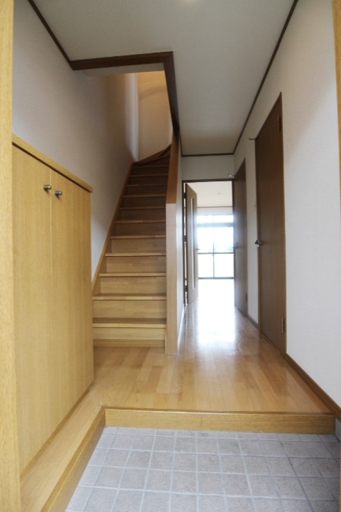 オーシャン小郡【キャッシュバック対象物件】の玄関|収納もある玄関です