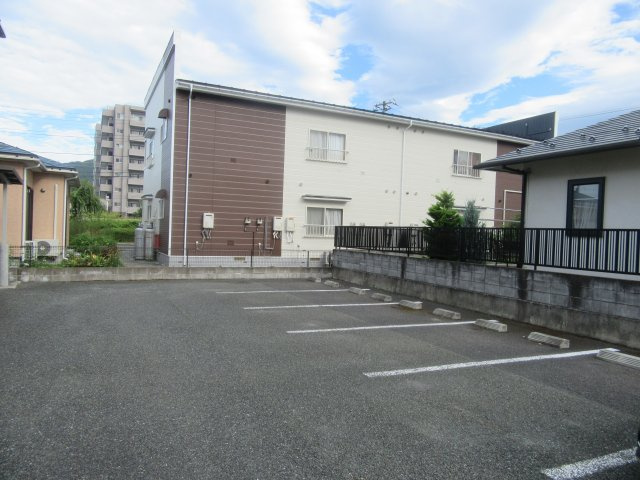 メゾンボナールの駐車場