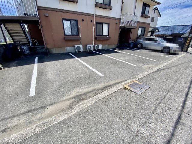 プレジール西小二里の駐車場