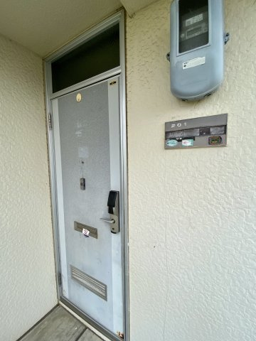 プレジール西小二里の玄関