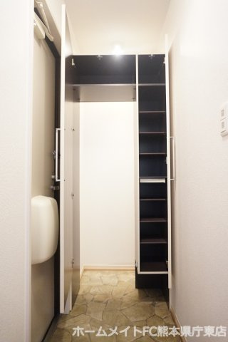 熊本市東区下江津８丁目のアパートの玄関