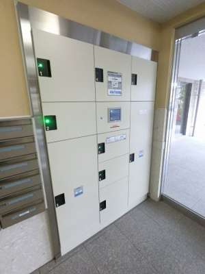 【その他共用部分】 | ラディエンス金沢文庫弐番館 | 不在時にもお荷物が受け取れる宅配ボックスです。