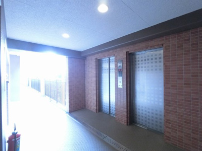 【その他共用部分】 | ビーコンヒル能見台センターヒルG館 | お買い物時やベビーカーの出し入れに便利なエレベーター付
混雑時にも便利なエレベーター2基付です。