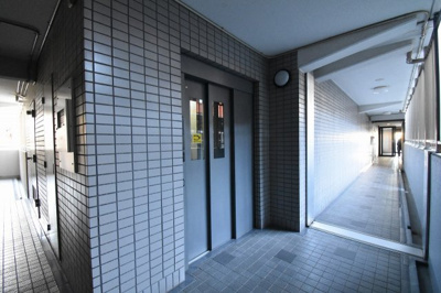 【その他共用部分】 | エンゼルハイム武蔵新田第2 | お買い物時やベビーカーの出し入れに便利なエレベーター付