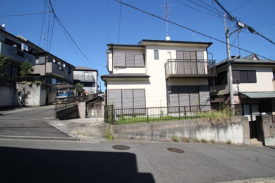 【前面道路含む現地写真】 | 海老名市望地2丁目　リフォーム戸建【仲介手数料無料】 | 角地の為、駐車もしやすいです