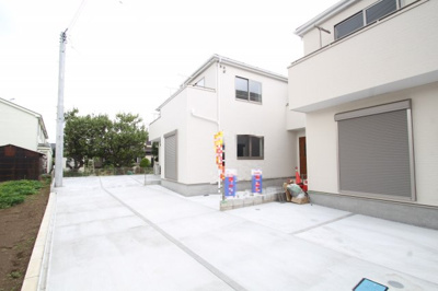 【前面道路含む現地写真】 | 海老名市上今泉2丁目　2号棟　新築戸建　全3棟【仲介手数料無料】 | 南側は通路となっている為、陽当たり良好です♪※写真は曇りの日に撮影