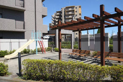 【その他共用部分】 | ベルドゥム―ル海老名弐番館10階　3ＬＤＫリフォーム済みマンション【仲介手数料無料】 | 敷地内に公園がありますのでお子様を遊ばせるのに安心できますね