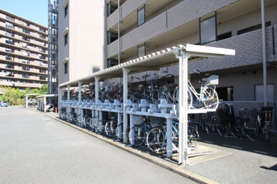 【その他共用部分】 | ベルドゥム―ル海老名弐番館10階　3ＬＤＫリフォーム済みマンション【仲介手数料無料】 | 屋根付きの駐輪場