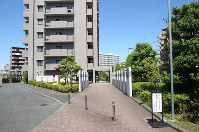 【外観】 | ベルドゥム―ル海老名弐番館10階　3ＬＤＫリフォーム済みマンション【仲介手数料無料】 | エントランスまでのアプローチ