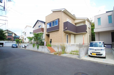 【前面道路含む現地写真】 | 海老名市柏ケ谷　リフォーム戸建【仲介手数料無料】 | 前面道路含む現地写真です
