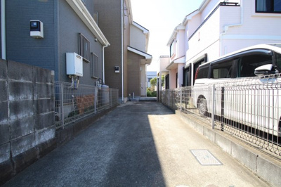 【駐車場】 | 海老名市中野3丁目　　リフォーム戸建て【仲介手数料無料】　 | 2台駐車可（車種による）