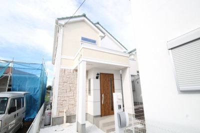 【外観】 | 5ＬＤＫ！海老名市大谷南2丁目  1号棟　新築戸建　全5棟【仲介手数料無料】 | 外壁はモルタル左官仕上げでおしゃれ♪