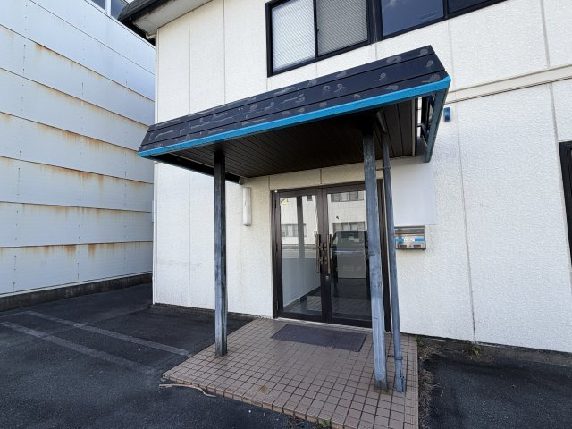 細江町事務所付倉庫のエントランス