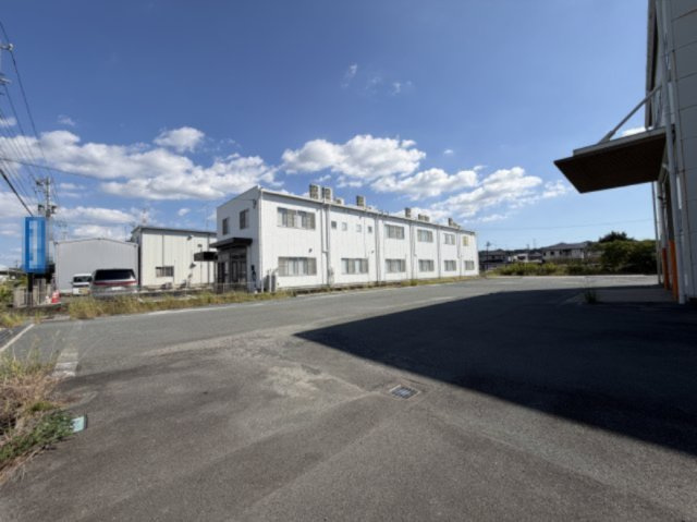 細江町事務所付倉庫の駐車場