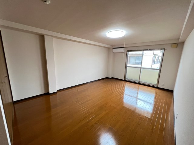 コーポ論地　No.2の洋室|ゆったり室内10帖