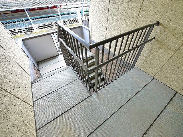 シャルマン（田井庄町）のその他共用部分|建物内部の階段