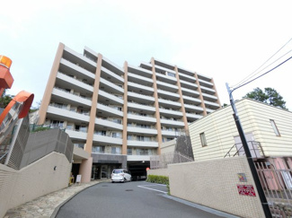 【外観】 | 南向き・11階最上階につき日当り・眺望良好です。運動靴を洗えるスロップシンク付。
収納力のあるWIC設置。住まいの独立性を高める玄関ポーチ付。