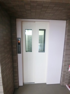 【その他共用部分】 | ナイスアーバン潮田公園東館 | お買い物時やベビーカーの出し入れに便利なエレベーター付。