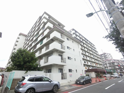 【外観】 | 蒲田フラワーマンションB棟 | 京浜東北線「蒲田」駅徒歩10分！駅近ならではの便利な住環境も魅力的です。
キッチン横の洋室の引戸を開放してリビングとしてもお使い頂けます♪
